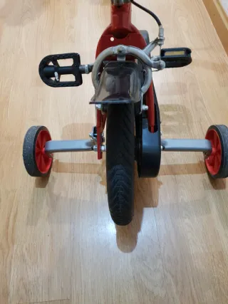 Bicicleta infantil roja