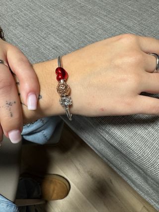 Pulsera Pandora con 2 charms.