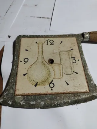 Reloj decorativo con diseño de botellas