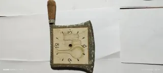 Reloj decorativo con diseño de botellas