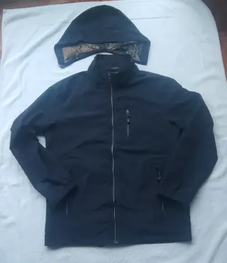 Chaqueta cortavientos azul marino con capucha