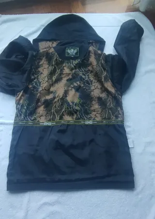 Chaqueta cortavientos azul marino con capucha