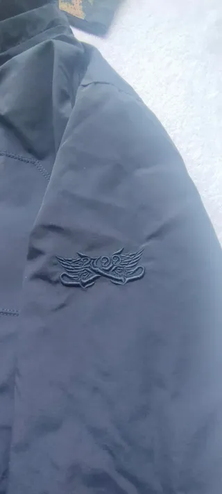 Chaqueta cortavientos azul marino con capucha