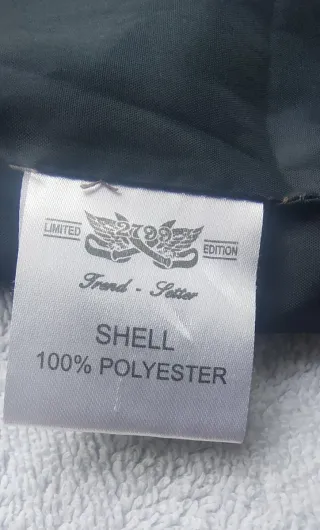 Chaqueta cortavientos azul marino con capucha