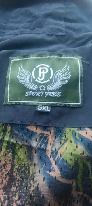 Chaqueta cortavientos azul marino con capucha