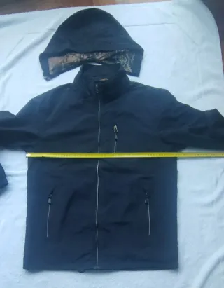 Chaqueta cortavientos azul marino con capucha