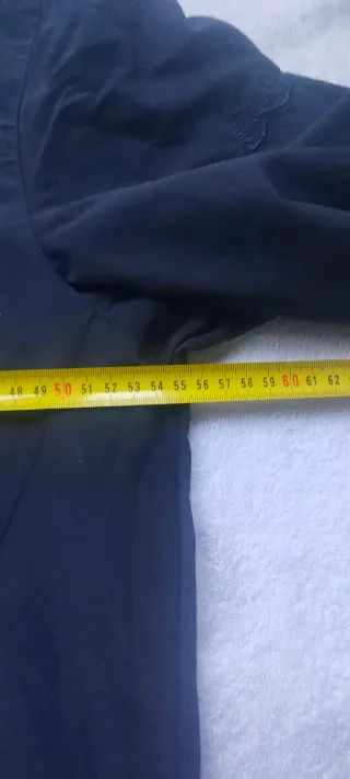 Chaqueta cortavientos azul marino con capucha