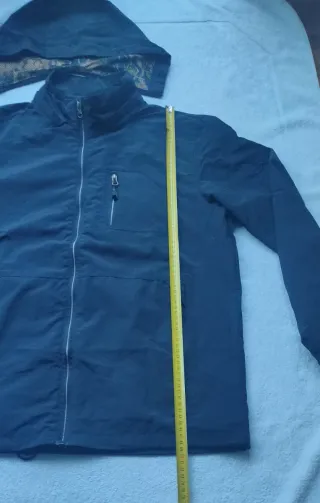 Chaqueta cortavientos azul marino con capucha