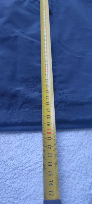 Chaqueta cortavientos azul marino con capucha