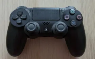 PS4 Slim, con juegos y dos mandos