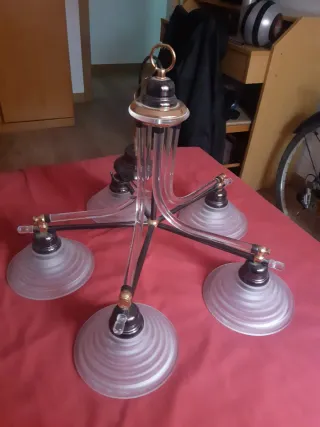 Lámpara de techo dorada y transparente