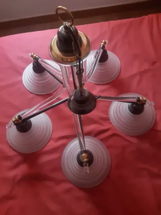 Lámpara de techo dorada y transparente