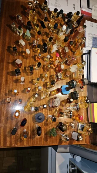 Colección de miniaturas de perfumes