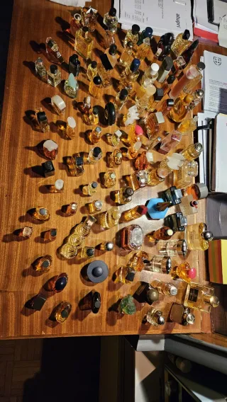 Colección de miniaturas de perfumes