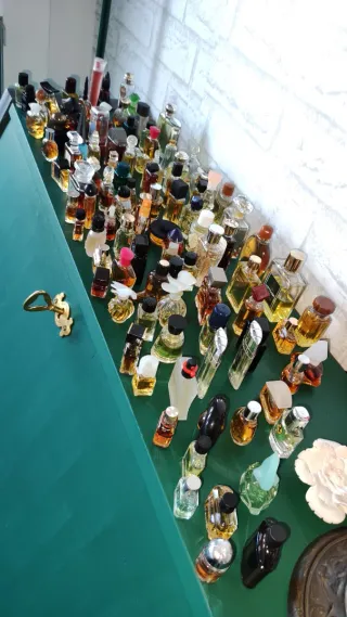 Colección de miniaturas de perfumes