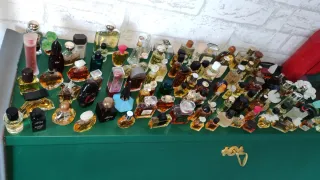 Colección de miniaturas de perfumes