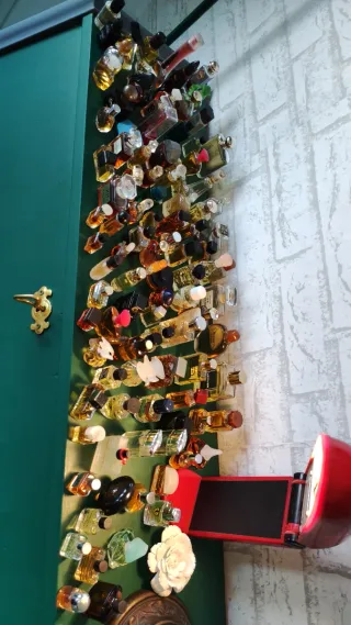Colección de miniaturas de perfumes