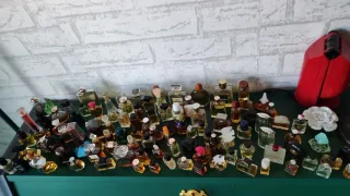 Colección de miniaturas de perfumes