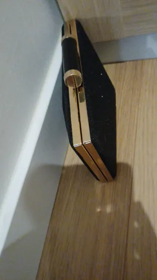 Bolso de fiesta negro y dorado