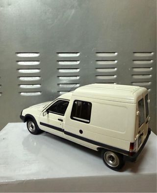 Coche a escala 1:18