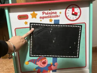 Teatro de juguete y supermercado infantil.