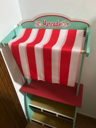 Teatro de juguete y supermercado infantil.