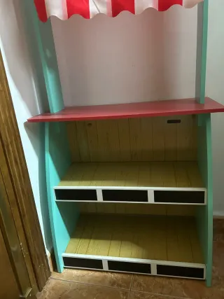 Teatro de juguete y supermercado infantil.