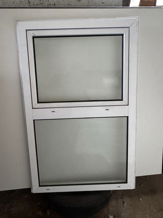 Ventana blanca fija y abatible