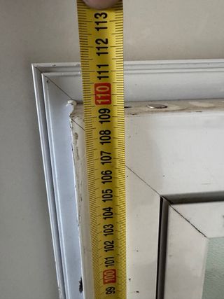 Ventana blanca fija y abatible