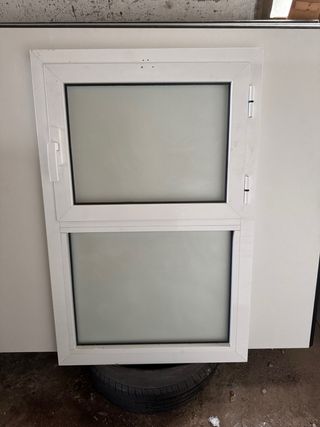 Ventana blanca fija y abatible