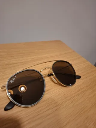 Gafas de sol Ray-Ban negras y doradas