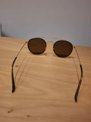 Gafas de sol Ray-Ban negras y doradas