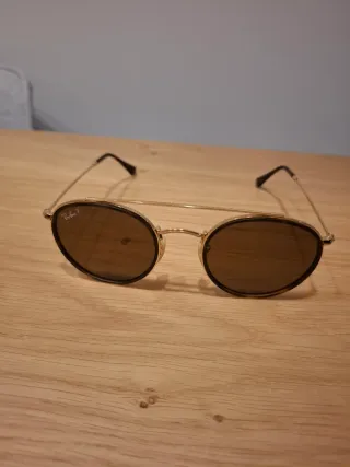 Gafas de sol Ray-Ban negras y doradas