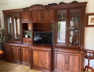 Mueble de salón de madera y cristal