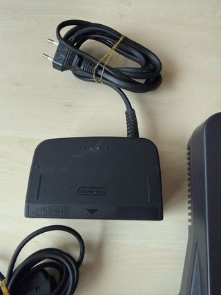 Consola Nintendo 64 + 2 Comandi + Gioco