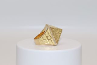 SELLO PIRAMIDE 18K
