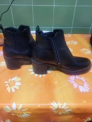 Botines negros Talla 40 con alza