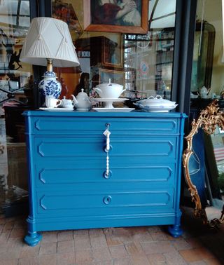 Cassettone blu decapato stile shabby chic