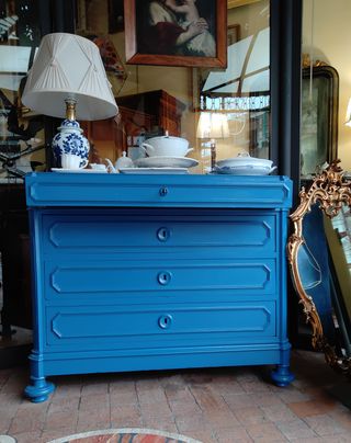 Cassettone blu decapato stile shabby chic