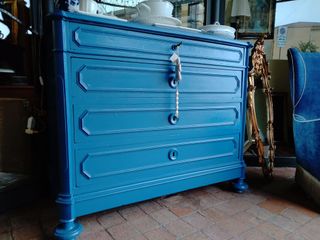 Cassettone blu decapato stile shabby chic