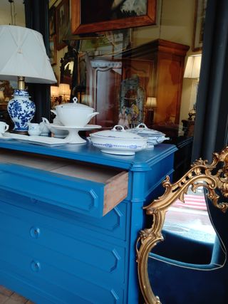 Cassettone blu decapato stile shabby chic