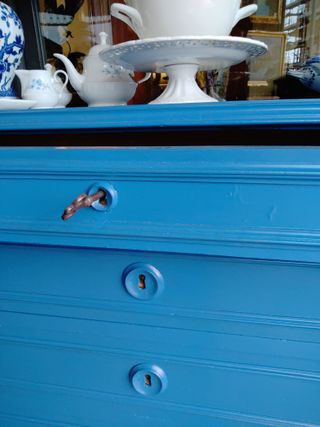 Cassettone blu decapato stile shabby chic