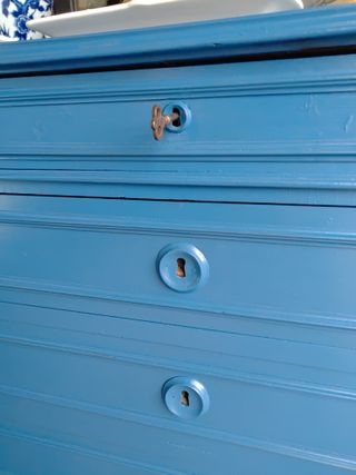 Cassettone blu decapato stile shabby chic