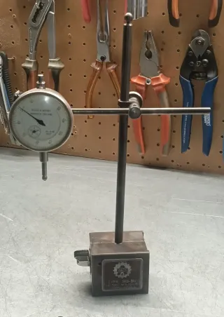 Base magnética y reloj comparador.