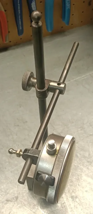 Base magnética y reloj comparador.