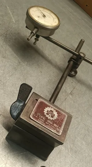 Base magnética y reloj comparador.