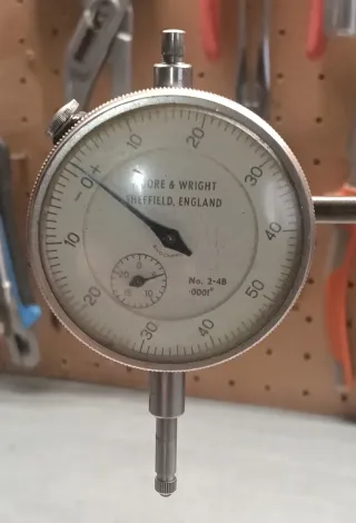 Base magnética y reloj comparador.