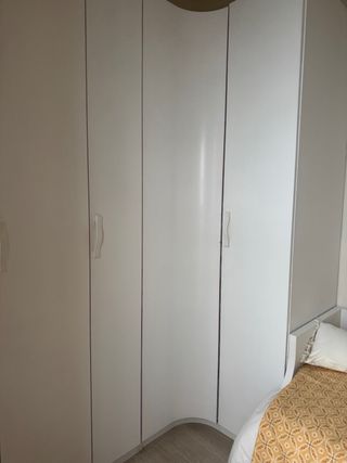 Armario esquinero blanco de madera