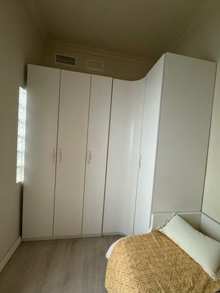 Armario esquinero blanco de madera