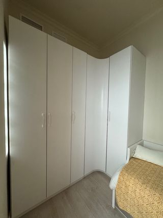 Armario esquinero blanco de madera